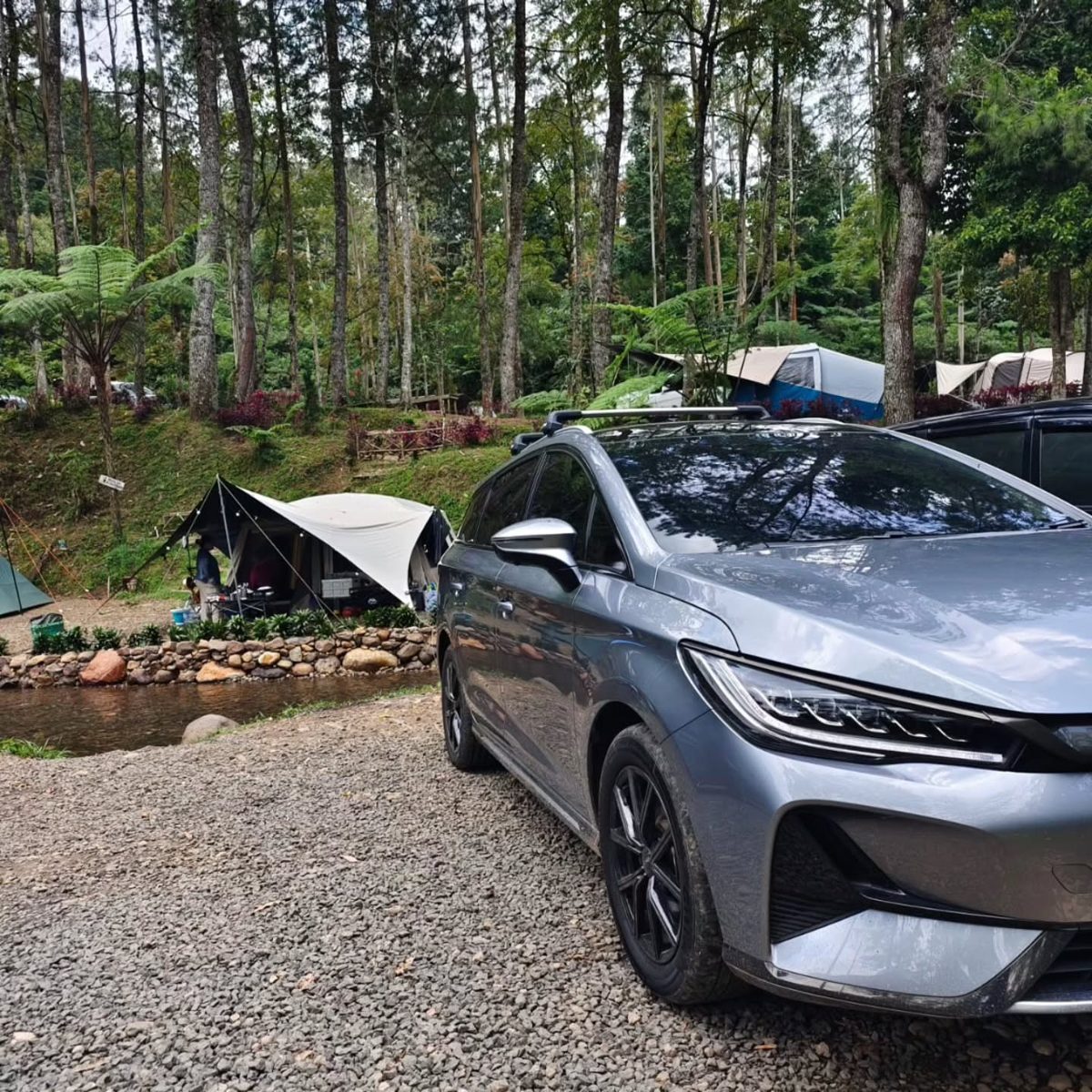 Mobil listrik di area camping hutan