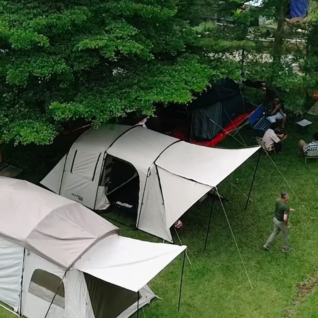 Tenda putih di camp ground