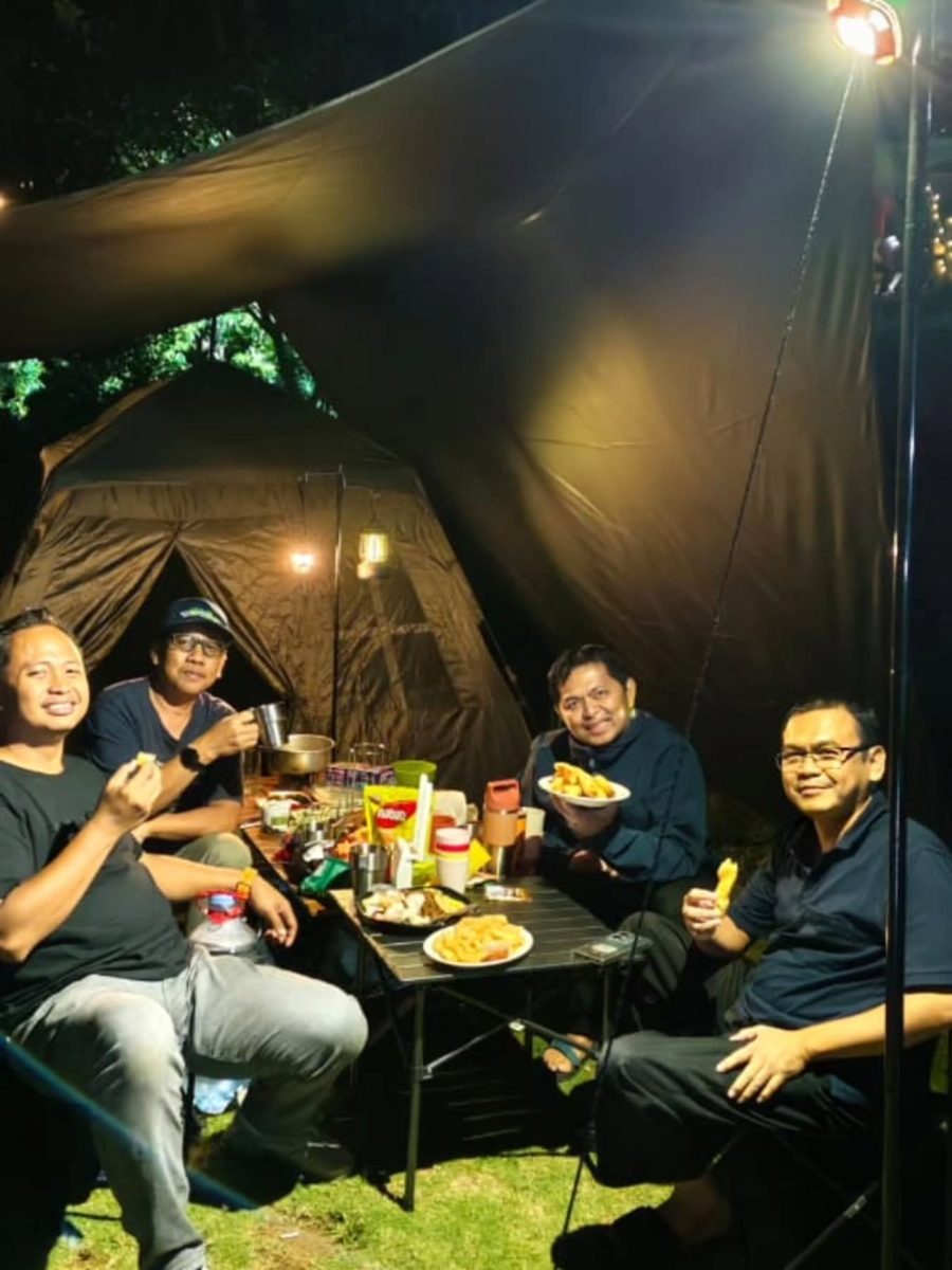 Peserta makan malam bersama di bawah tenda